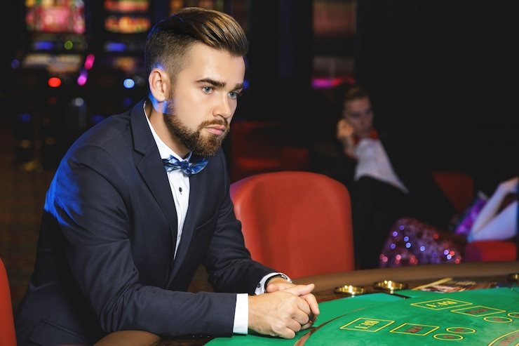 Live Sic Bo dealer menjelaskan putaran Live Sic Bo dealer menjelaskan putaran
